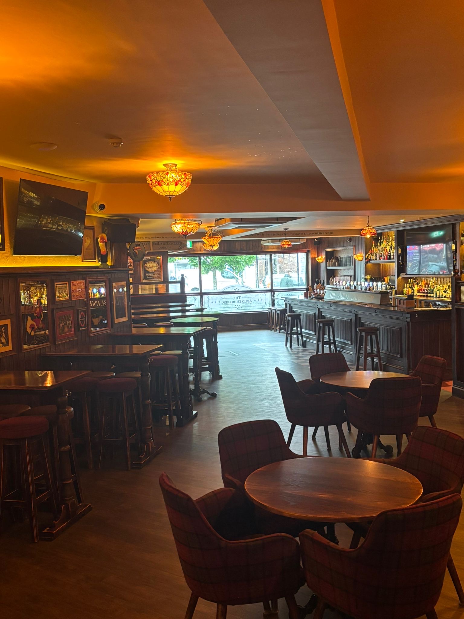 Pub and restaurant floors take more footfall than almost any other commercial space. Daily mopping only goes so far—our commercial floor care lifts deep grime, grease, and odours, keeping your venue looking and smelling top-tier.
DM us to book a site walkthrough and free floor quote!
#FloorCare #HospitalityHygiene #CommercialCleaner #PubMaintenance #GalaxyProclean