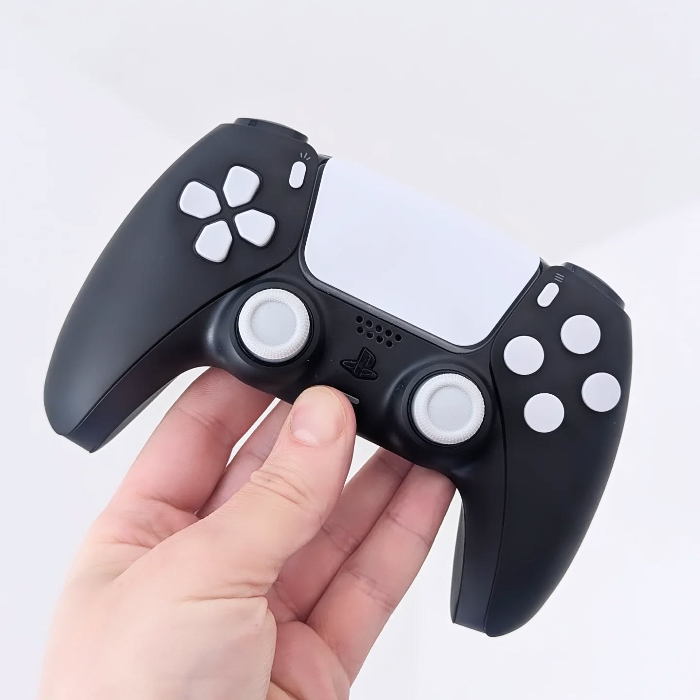 Black and white always looks great #customps5contr…