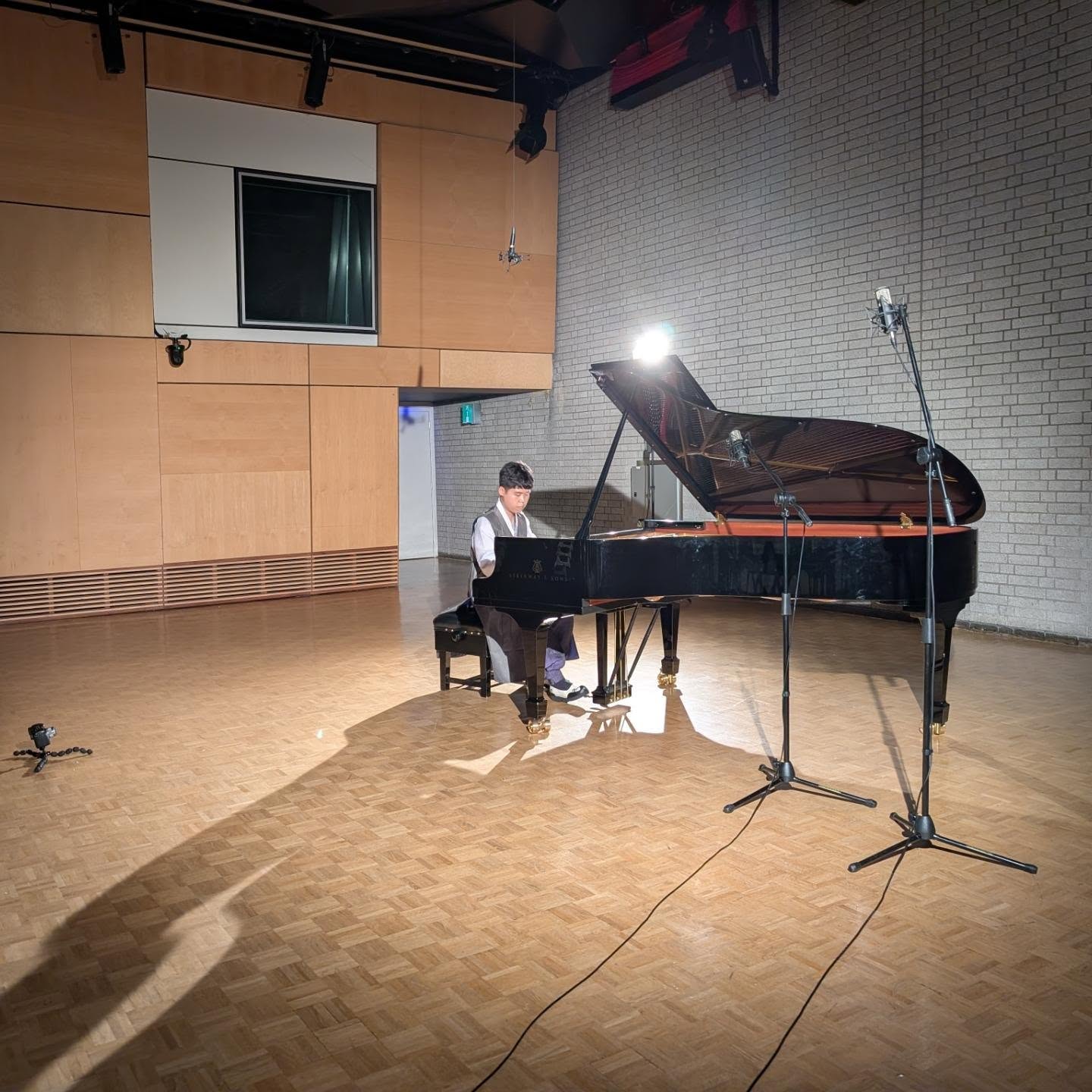 We filmed a live piano session for Hwan Hee Kim at the stunning Royal Northern College of Music 🎥
What an incredible piece to capture! We filmed with 4 cameras while recording the live audio, and we can't wait to share the finished result.
In the meantime, here's a little behind-the-scenes look... 👀