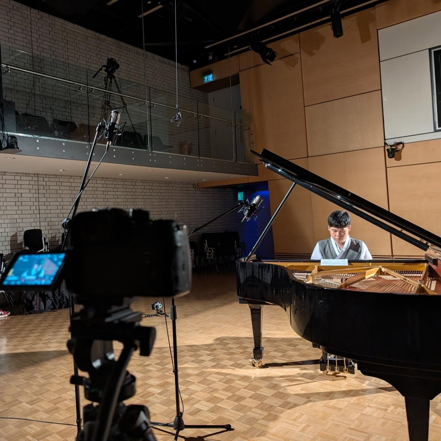 We filmed a live piano session for Hwan Hee Kim at the stunning Royal Northern College of Music 🎥
What an incredible piece to capture! We filmed with 4 cameras while recording the live audio, and we can't wait to share the finished result.
In the meantime, here's a little behind-the-scenes look... 👀