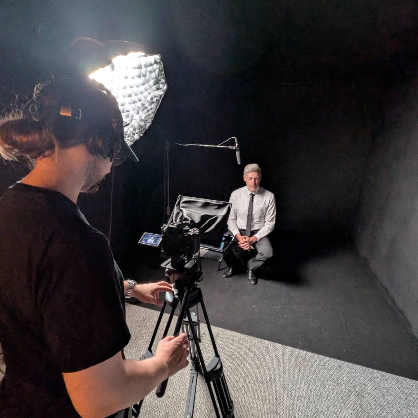 We welcomed @adrianjames2308 to the studio for an actors monologue shoot this week 🎥
His performance was amazing and really showcased his talents.
If you want an actors monologue creating where it's all ready and setup upon arrival, hit the link in the bio 🔥