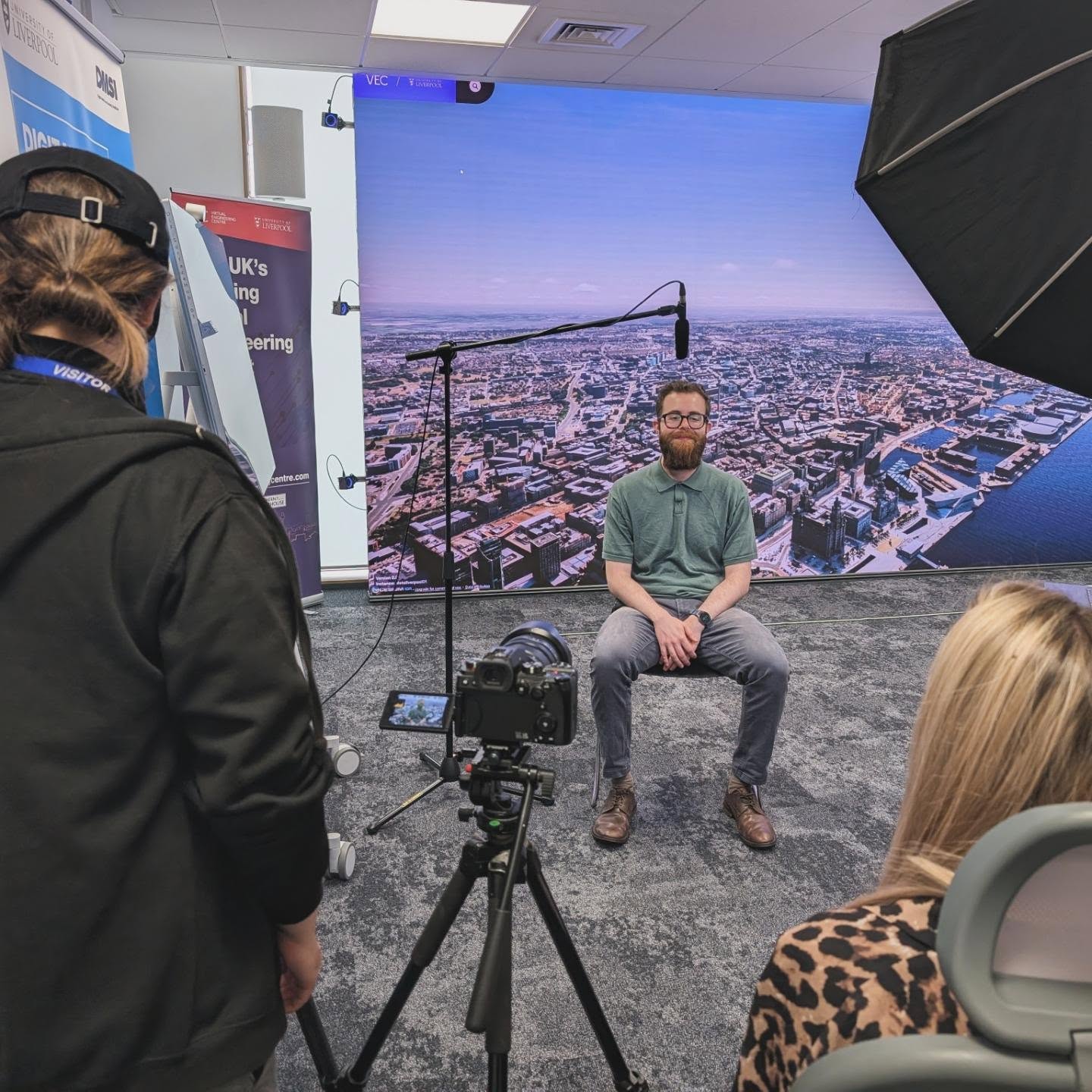 Back with @virtual_engineering_centre yesterday filming another case study π₯
We got an incredible tour of the facilities and learned all about Meta Liverpool and how it's helping businesses.
Here's a little BTS from the day π
