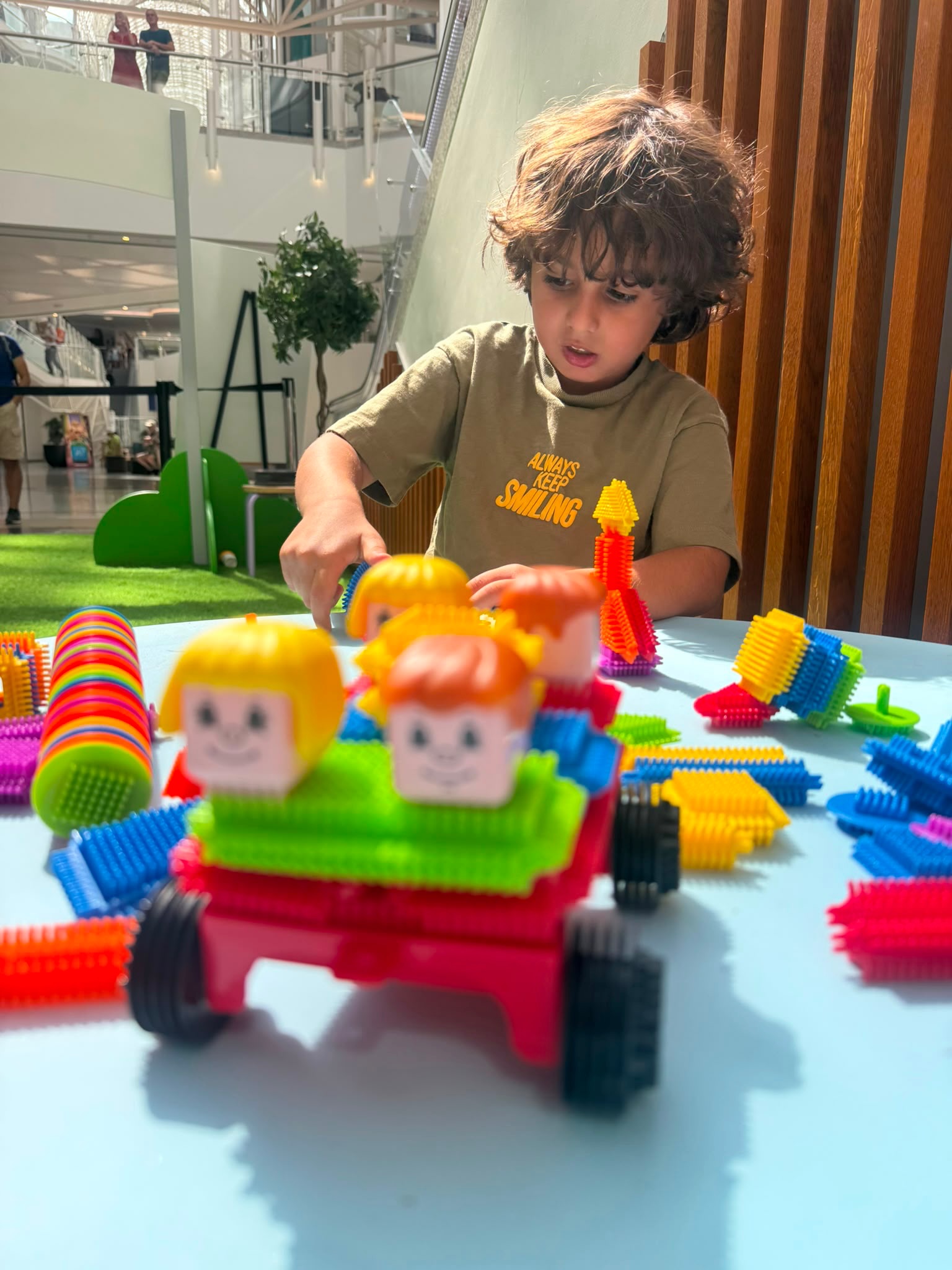 🚧 Construction Week is coming to an end! 🏗️
This Sunday is your last chance to join us for Construction Week at Kids at Work! 🦺🔨
🌸 Florist Buddy Week starts next Tuesday! 🌼💐 Get ready for a brand-new week of creativity, role play and fun!
🎟️ Booking spots are still available for both weeks, but not for long! Secure your little one’s spot before they’re all gone! 💛