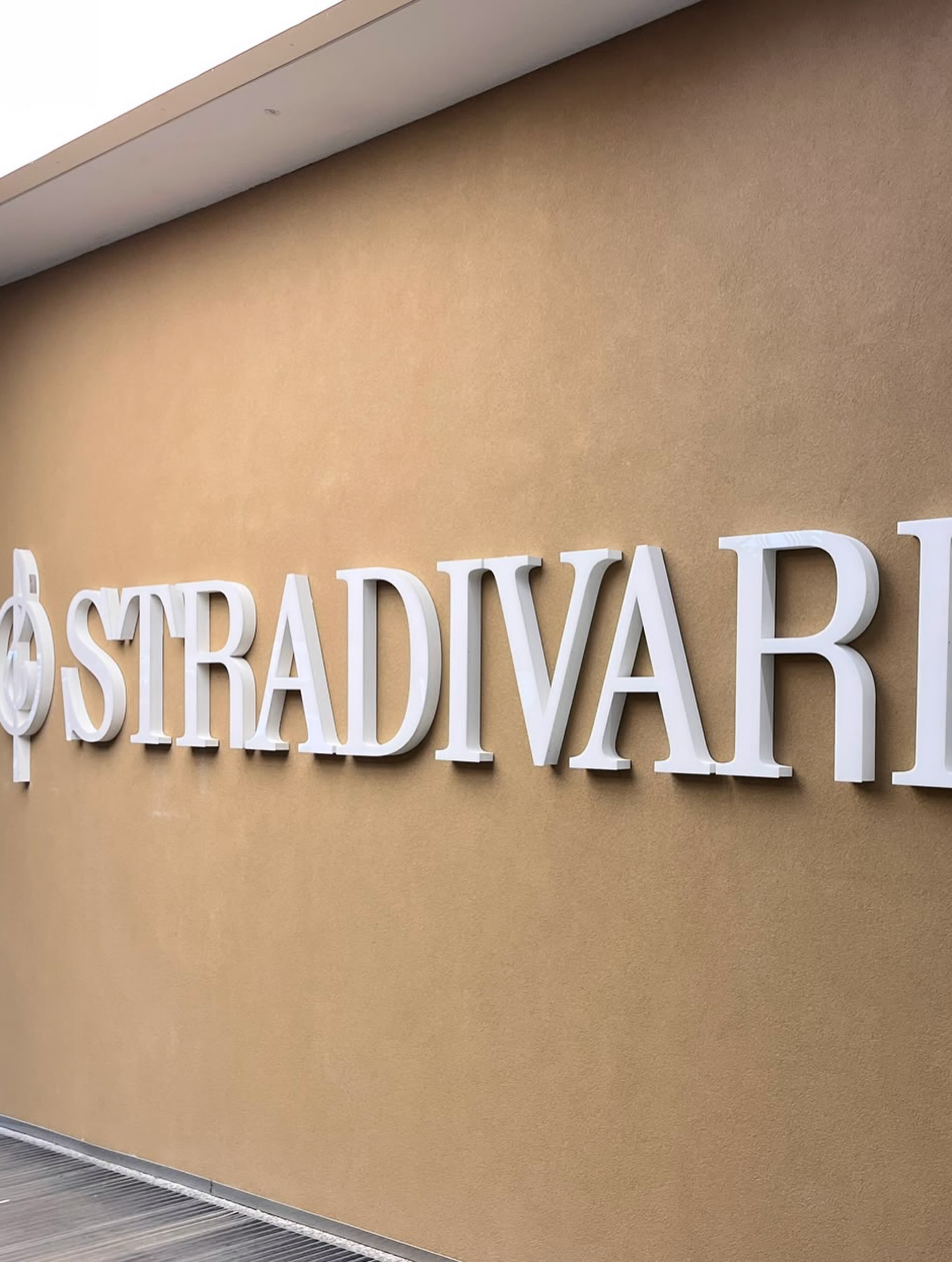 It’s the news you’ve ALL been waiting for… 👀
@stradivarius officially opens at The Bentall Centre tomorrow! 🛍️
Who’s coming? 👇