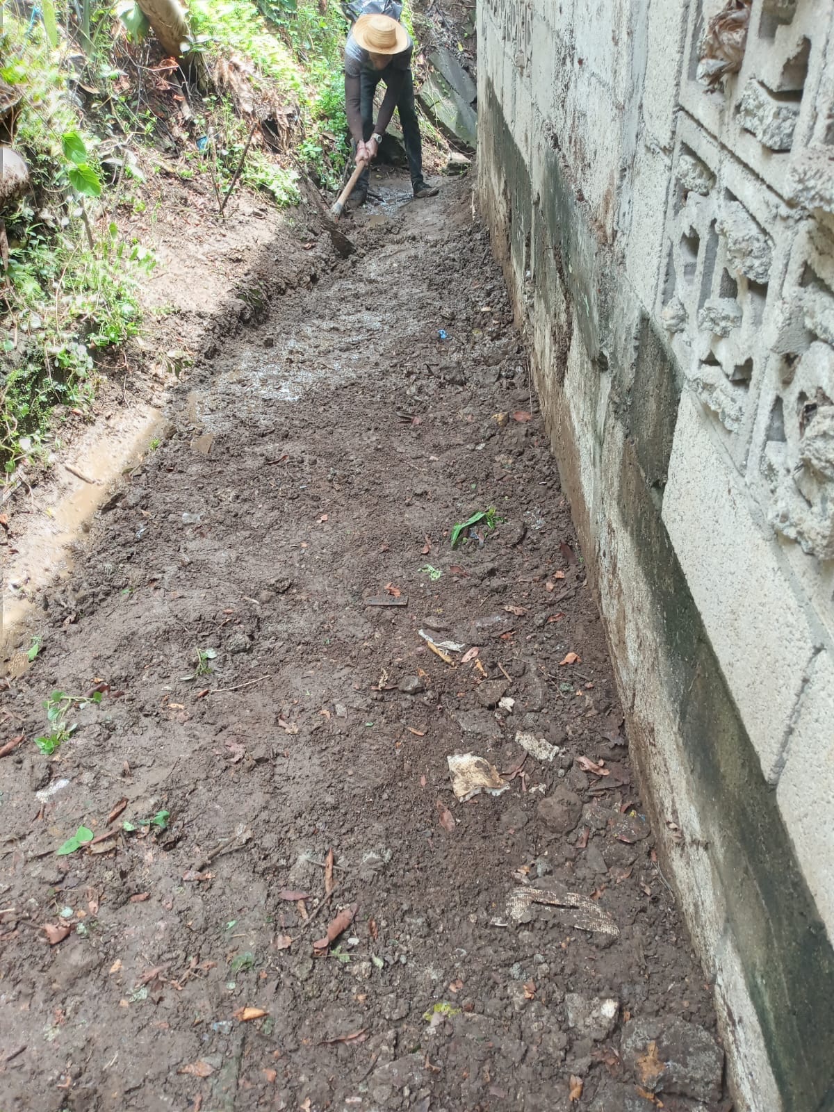 Personal de la Junta Comunal de Victoriano Lorenzo atendió la solicitud de una vecina del corregimiento y brindó apoyo en la remoción de tierra que se desplazó hacia su propiedad, posiblemente producto de las lluvias y el movimiento del terreno.
Seguimos en las calles, atendiendo las situaciones que se presentan y brindando nuestro apoyo a quienes más lo necesitan.
Porque estar cerca de nuestra gente también significa estar presentes cuando más lo necesitan. #TrabajandoPorTí #TuBienestarNuestraMisión