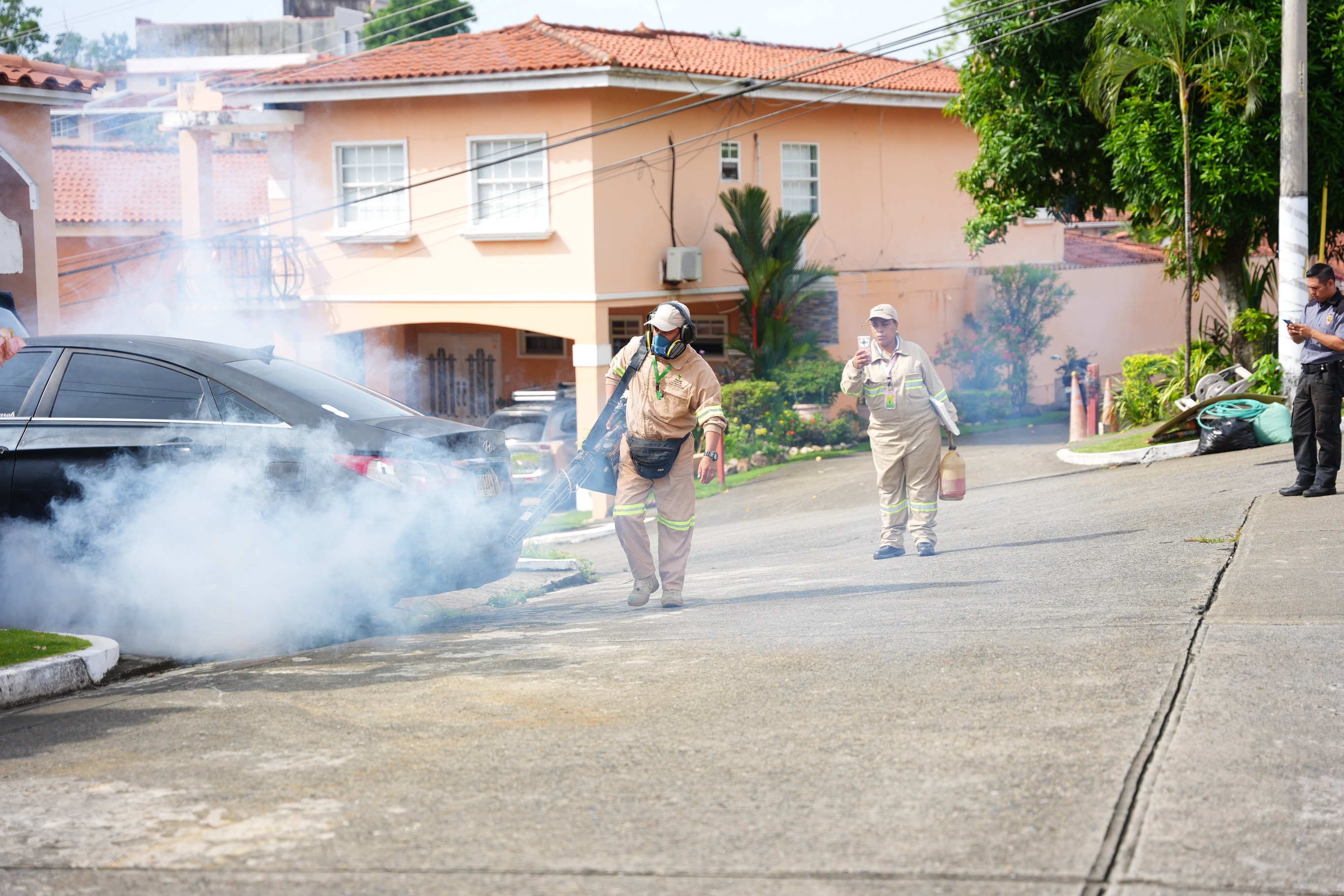 Realizamos una jornada de fumigación en el sector de El Doral, con el objetivo de ayudar a controlar la presencia de mosquitos y reducir los riesgos que estos pueden representar para las familias de nuestra comunidad.
Continuamos recorriendo el corregimiento y atendiendo las
necesidades de nuestros vecinos. #TrabajandoPorTí #TuBienestarNuestraMisión