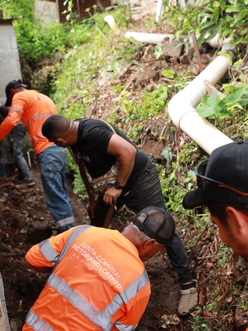 Personal de la Junta Comunal de Victoriano Lorenzo atendió la solicitud de una vecina del corregimiento y brindó apoyo en la remoción de tierra que se desplazó hacia su propiedad, posiblemente producto de las lluvias y el movimiento del terreno.
Seguimos en las calles, atendiendo las situaciones que se presentan y brindando nuestro apoyo a quienes más lo necesitan.
Porque estar cerca de nuestra gente también significa estar presentes cuando más lo necesitan. #TrabajandoPorTí #TuBienestarNuestraMisión