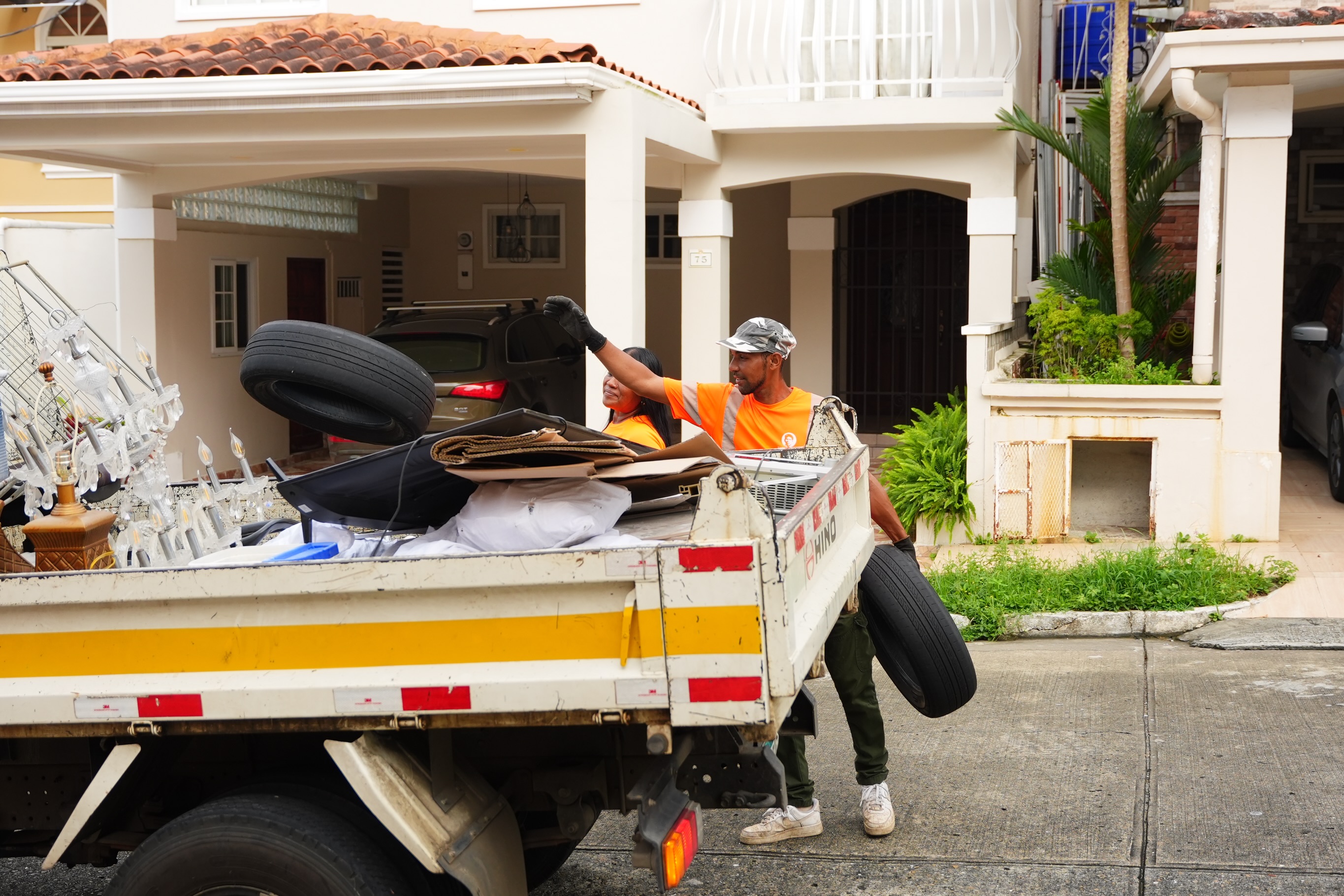 Recorrimos el sector de El Doral para realizar una jornada de recolección de desechos voluminosos, como muebles, colchones, electrodomésticos y otros artículos de gran tamaño.
El objetivo es claro: evitar la acumulación de estos desechos, mantener nuestros espacios limpios y mejorar la calidad de vida de nuestra comunidad.
Seguimos #TrabajandoPorTí #TuBienestarNuestraMisión