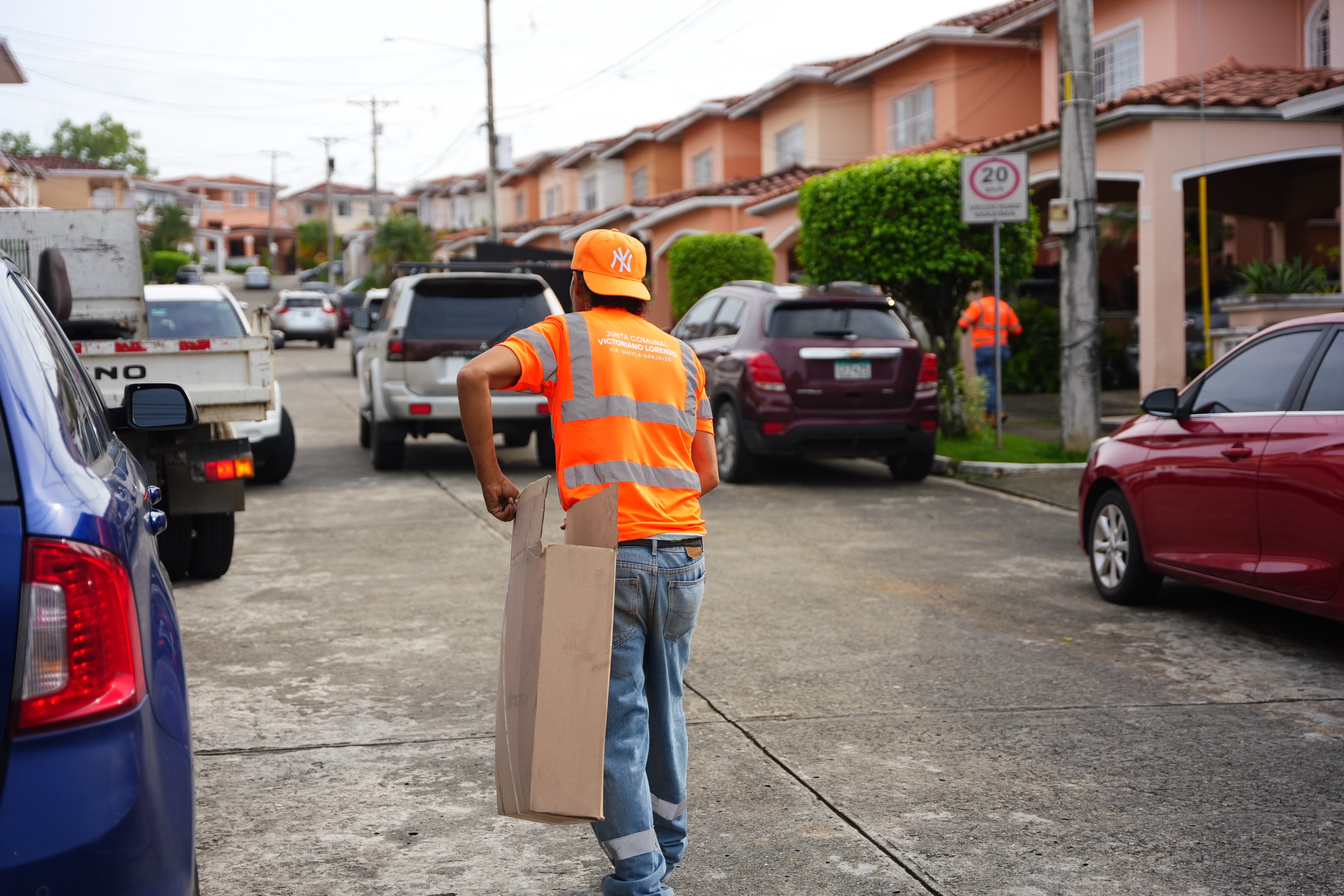 Recorrimos el sector de El Doral para realizar una jornada de recolección de desechos voluminosos, como muebles, colchones, electrodomésticos y otros artículos de gran tamaño.
El objetivo es claro: evitar la acumulación de estos desechos, mantener nuestros espacios limpios y mejorar la calidad de vida de nuestra comunidad.
Seguimos #TrabajandoPorTí #TuBienestarNuestraMisión