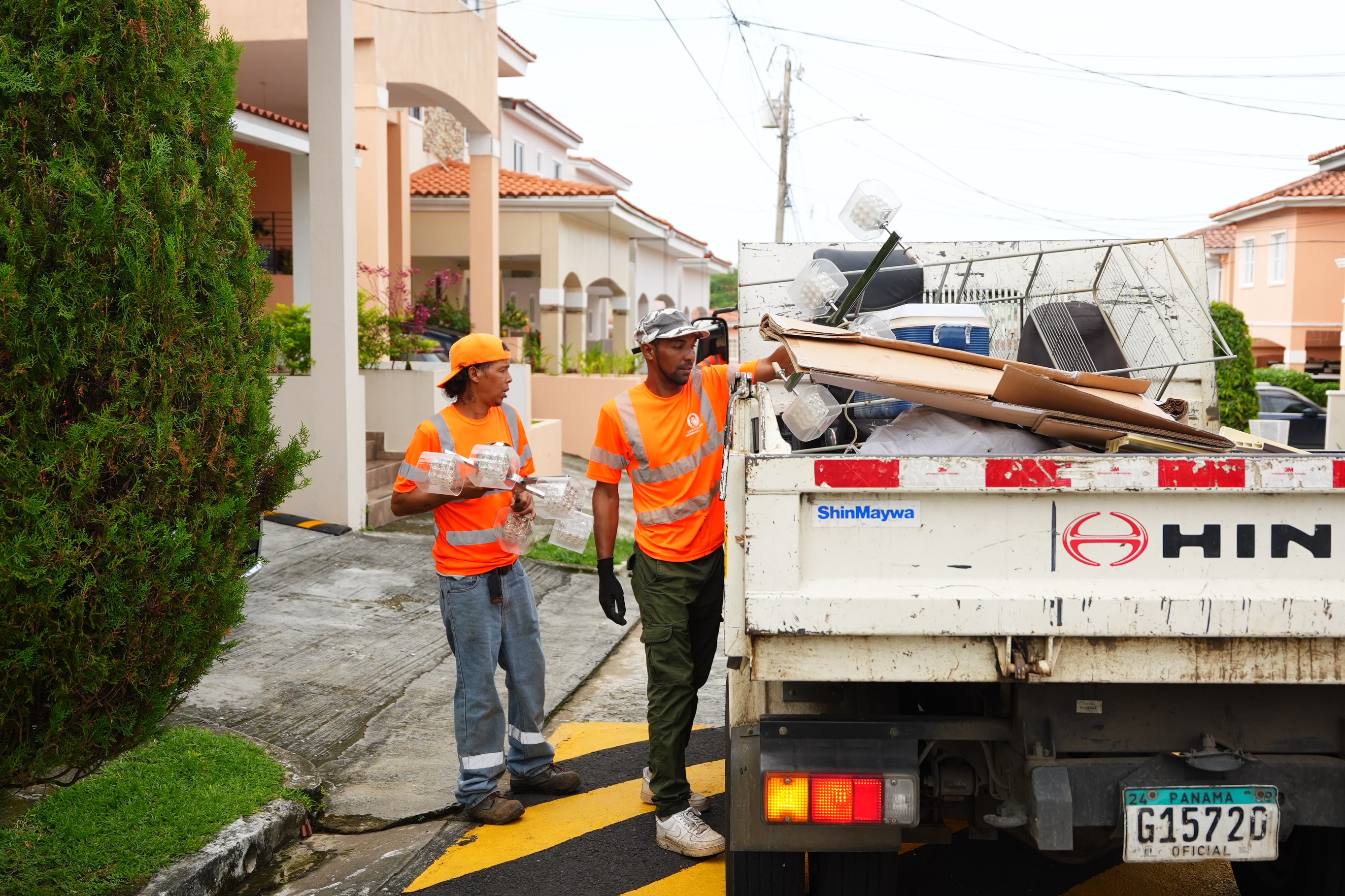 Recorrimos el sector de El Doral para realizar una jornada de recolección de desechos voluminosos, como muebles, colchones, electrodomésticos y otros artículos de gran tamaño.
El objetivo es claro: evitar la acumulación de estos desechos, mantener nuestros espacios limpios y mejorar la calidad de vida de nuestra comunidad.
Seguimos #TrabajandoPorTí #TuBienestarNuestraMisión