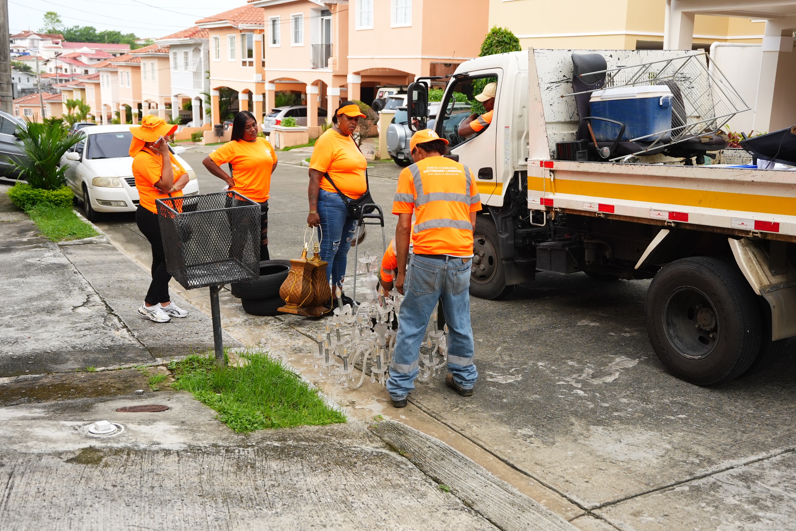 Recorrimos el sector de El Doral para realizar una jornada de recolección de desechos voluminosos, como muebles, colchones, electrodomésticos y otros artículos de gran tamaño.
El objetivo es claro: evitar la acumulación de estos desechos, mantener nuestros espacios limpios y mejorar la calidad de vida de nuestra comunidad.
Seguimos #TrabajandoPorTí #TuBienestarNuestraMisión