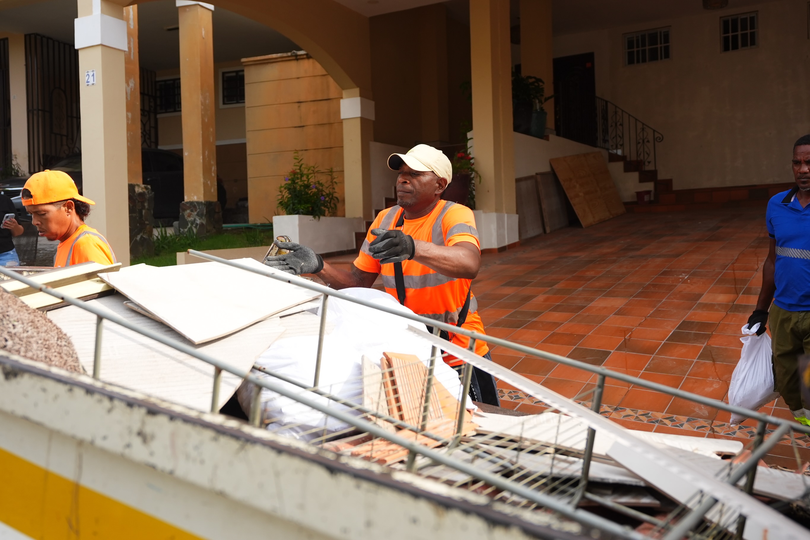 Recorrimos el sector de El Doral para realizar una jornada de recolección de desechos voluminosos, como muebles, colchones, electrodomésticos y otros artículos de gran tamaño.
El objetivo es claro: evitar la acumulación de estos desechos, mantener nuestros espacios limpios y mejorar la calidad de vida de nuestra comunidad.
Seguimos #TrabajandoPorTí #TuBienestarNuestraMisión