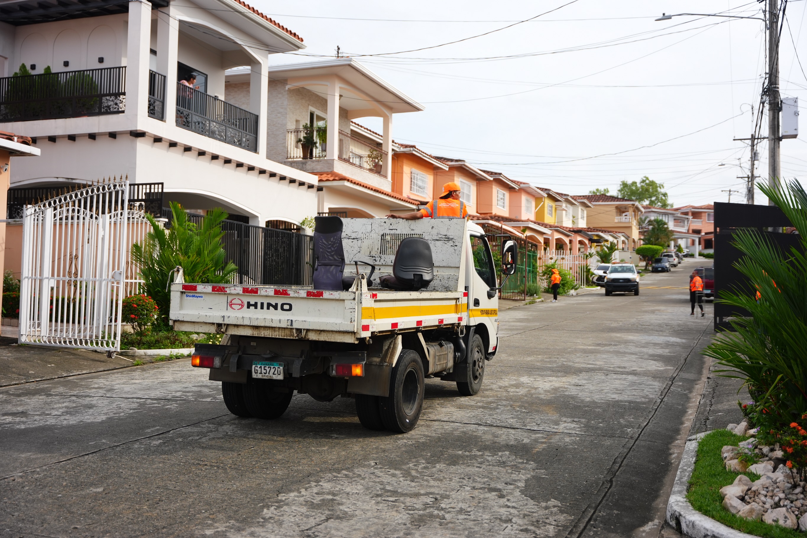 Recorrimos el sector de El Doral para realizar una jornada de recolección de desechos voluminosos, como muebles, colchones, electrodomésticos y otros artículos de gran tamaño.
El objetivo es claro: evitar la acumulación de estos desechos, mantener nuestros espacios limpios y mejorar la calidad de vida de nuestra comunidad.
Seguimos #TrabajandoPorTí #TuBienestarNuestraMisión