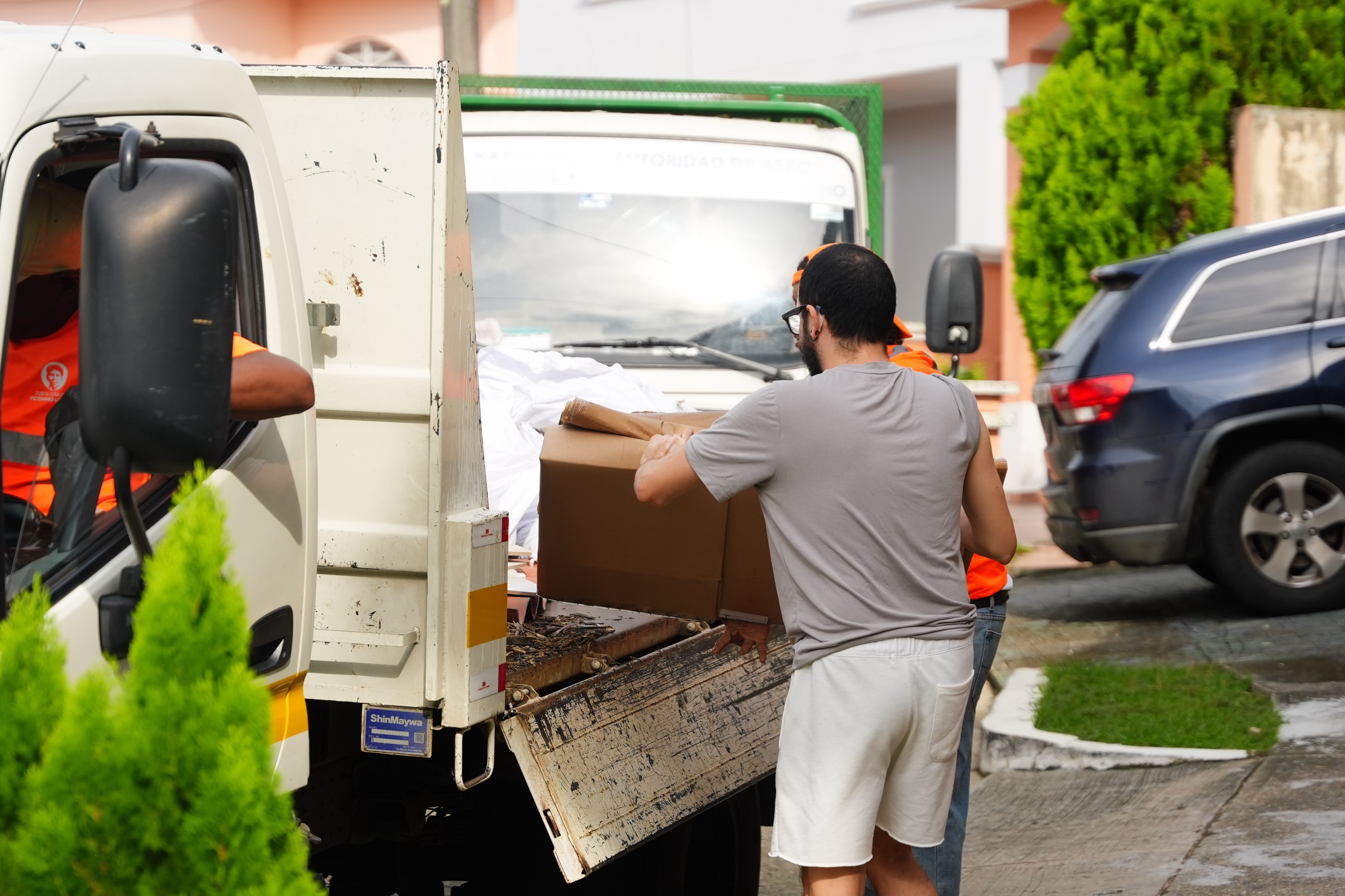 Recorrimos el sector de El Doral para realizar una jornada de recolección de desechos voluminosos, como muebles, colchones, electrodomésticos y otros artículos de gran tamaño.
El objetivo es claro: evitar la acumulación de estos desechos, mantener nuestros espacios limpios y mejorar la calidad de vida de nuestra comunidad.
Seguimos #TrabajandoPorTí #TuBienestarNuestraMisión