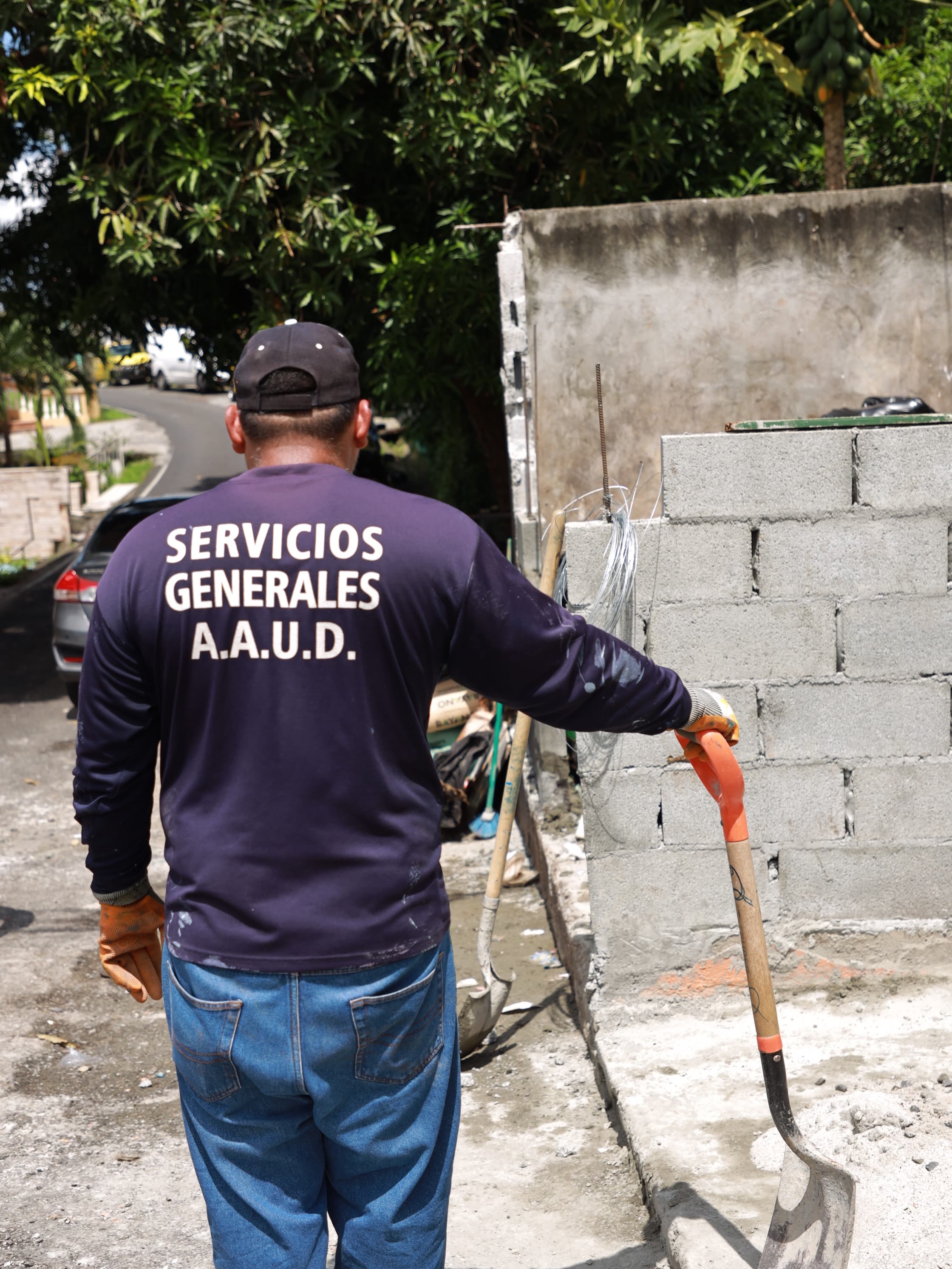 Dimos seguimiento a la situación de la tinaquera de Calle 8va, Monte Oscuro, la cual resultó afectada durante las labores de recolección de desechos realizadas por el equipo de la Autoridad de Aseo.
Gracias a la coordinación y gestión realizada, ya iniciaron los trabajos de reparación para recuperar este espacio y garantizar mejores condiciones para la disposición de los desechos de los residentes del sector.
#TrabajandoPorTí #TuBienestarNuestraMisión