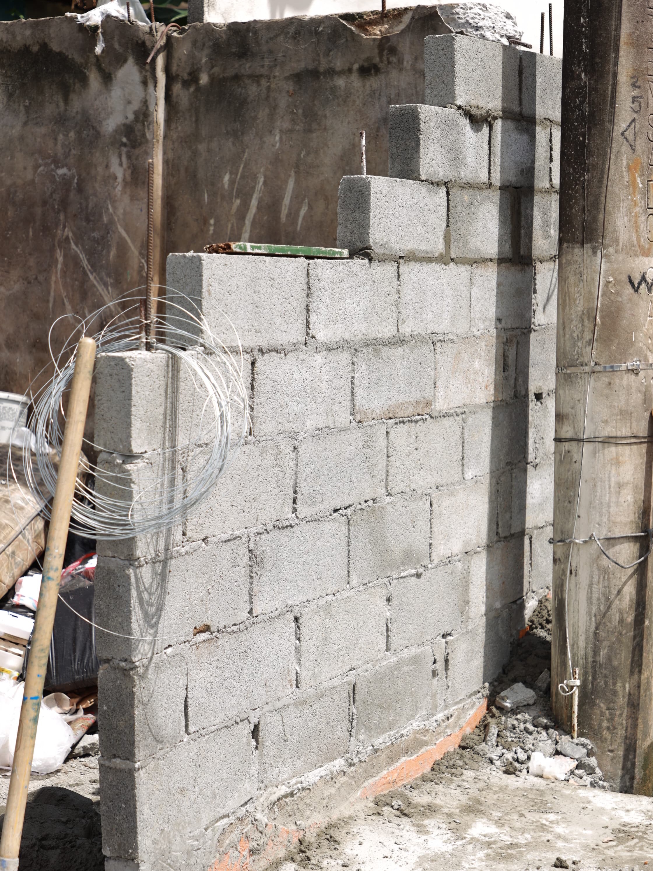 Dimos seguimiento a la situación de la tinaquera de Calle 8va, Monte Oscuro, la cual resultó afectada durante las labores de recolección de desechos realizadas por el equipo de la Autoridad de Aseo.
Gracias a la coordinación y gestión realizada, ya iniciaron los trabajos de reparación para recuperar este espacio y garantizar mejores condiciones para la disposición de los desechos de los residentes del sector.
#TrabajandoPorTí #TuBienestarNuestraMisión