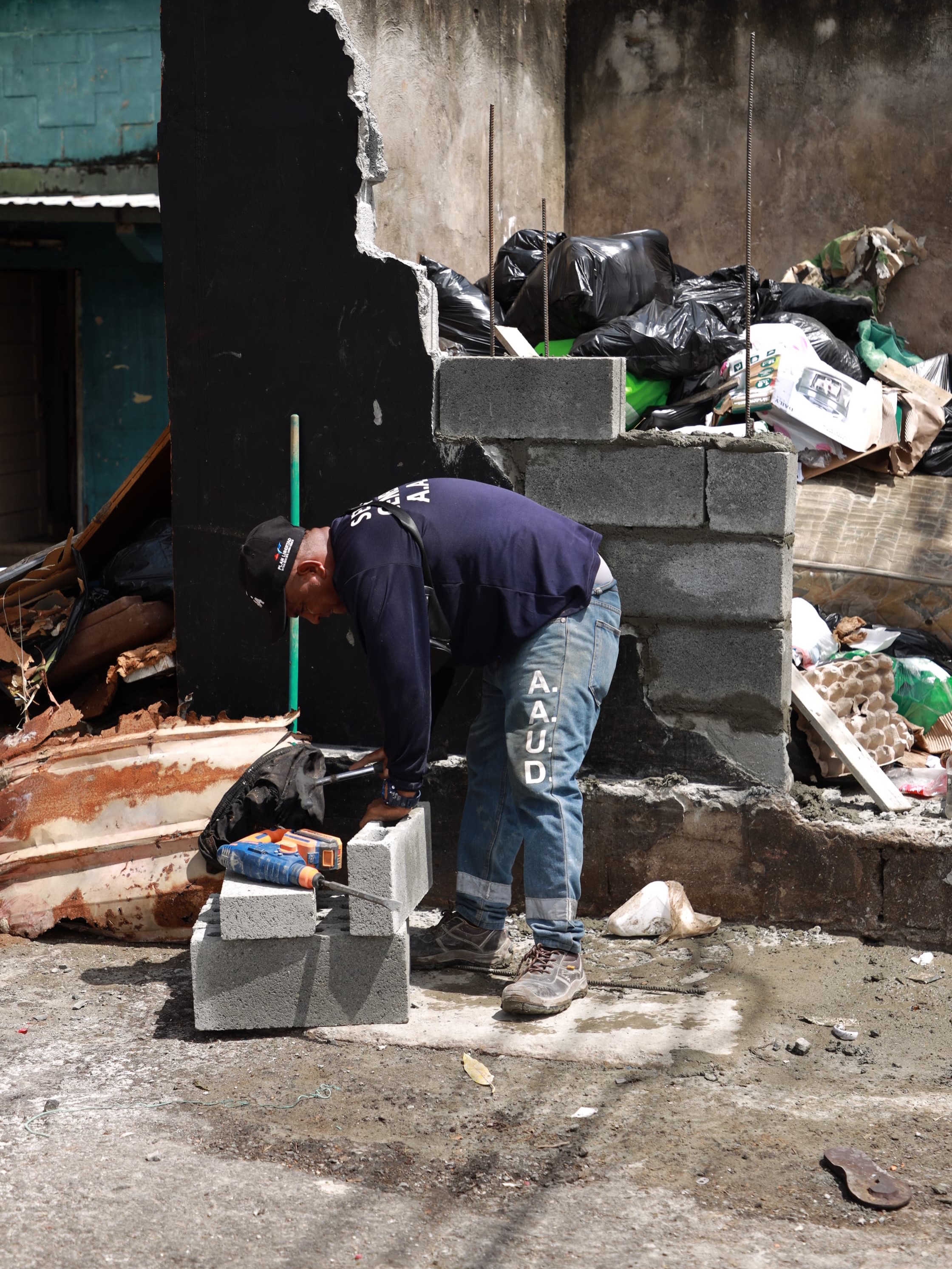 Dimos seguimiento a la situación de la tinaquera de Calle 8va, Monte Oscuro, la cual resultó afectada durante las labores de recolección de desechos realizadas por el equipo de la Autoridad de Aseo.
Gracias a la coordinación y gestión realizada, ya iniciaron los trabajos de reparación para recuperar este espacio y garantizar mejores condiciones para la disposición de los desechos de los residentes del sector.
#TrabajandoPorTí #TuBienestarNuestraMisión